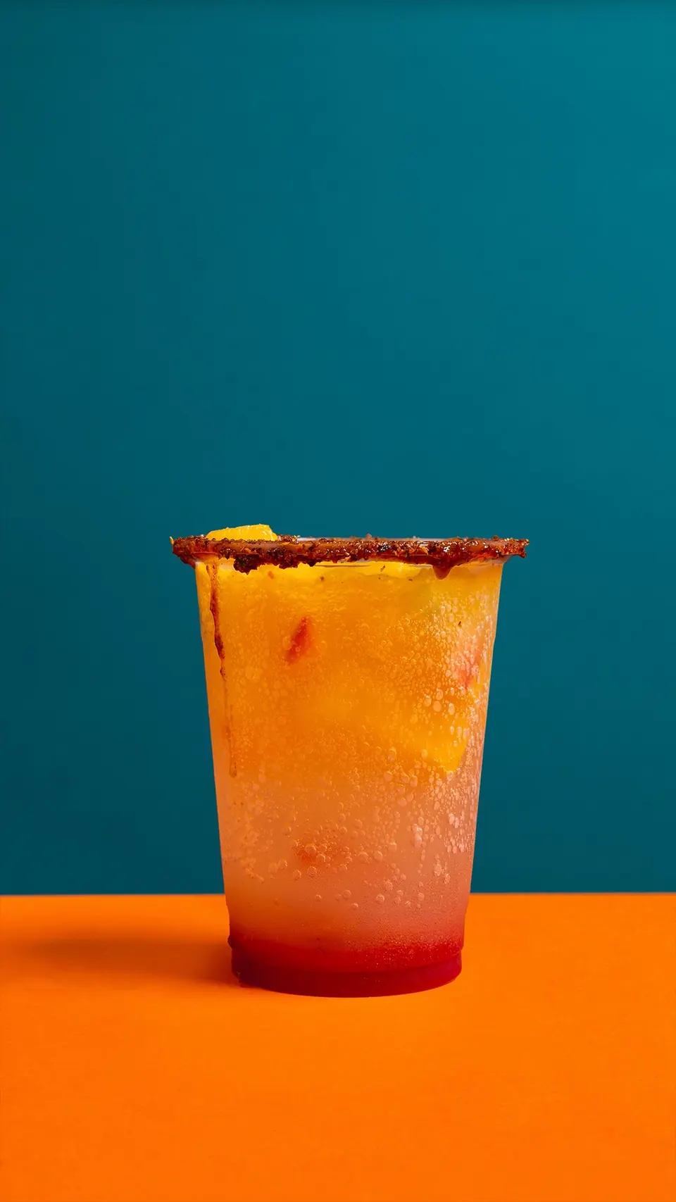 Soda IKE de maracuyá y frutos rojos con escarcha en el borde del vaso